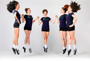 пять девочек танцуют ирландские танцы